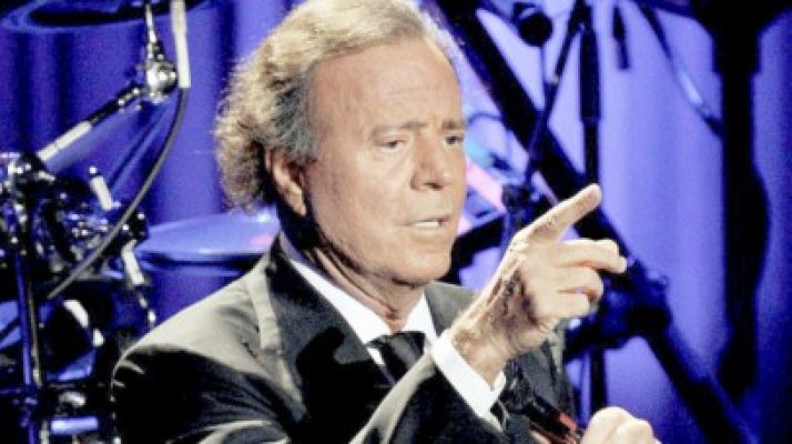 Julio Iglesias, dus pe braţe la plajă. La aproape 77 de ani, artistul nu vrea să renunţe însă la carieră